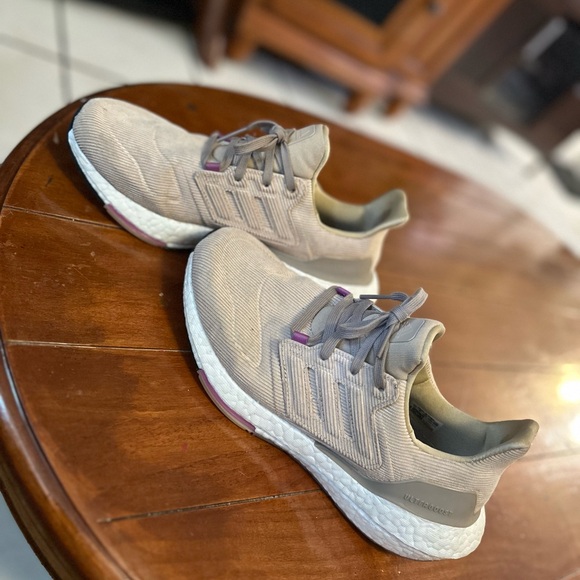 Woman’s Adidas ultraboost 22 shoes - Picture 1 of 8